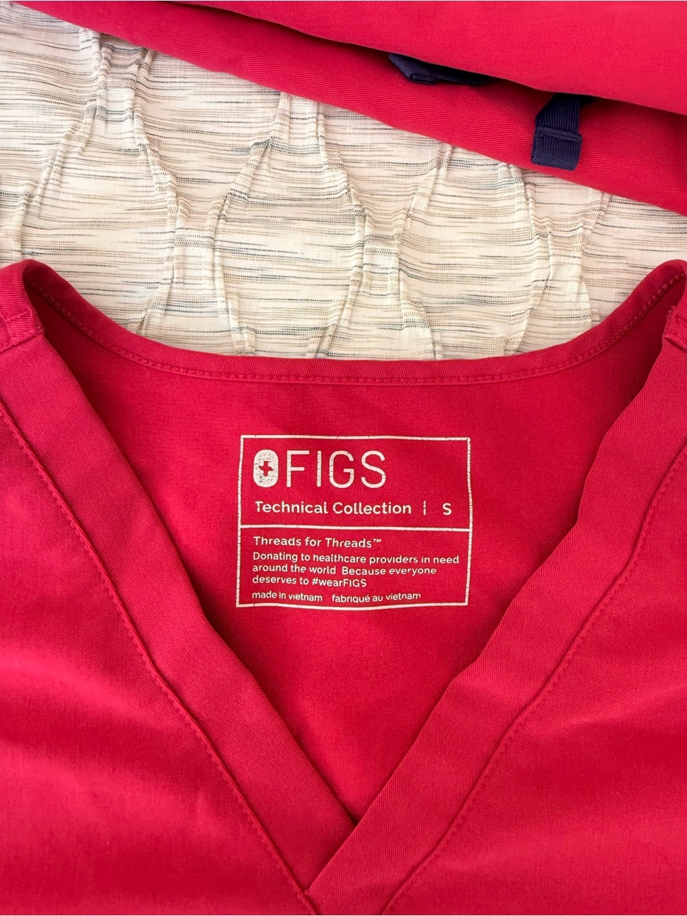 Figs Women’s Scrub Set in Raspberry Pink - Picture 2 of 4